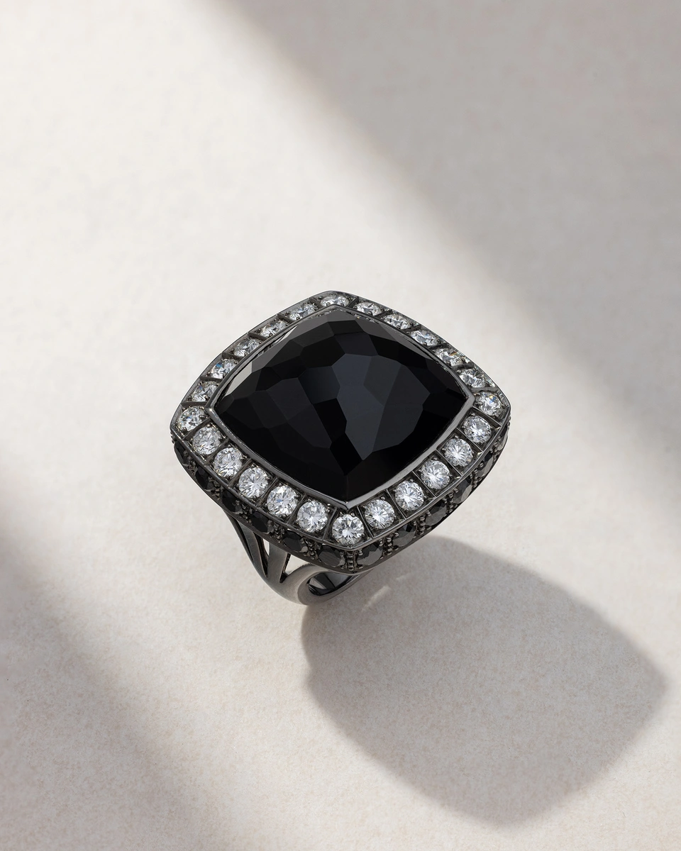Ring in 18K White Gold Black-Finished Gold with White & Black Brilliant-Cut Diamonds and a Central Onyx