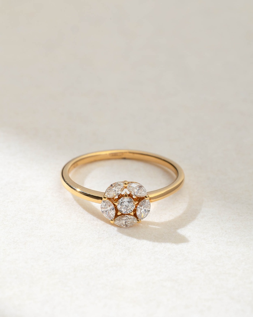 Charming 18K Rose Gold Ring with Brilliant Diamonds