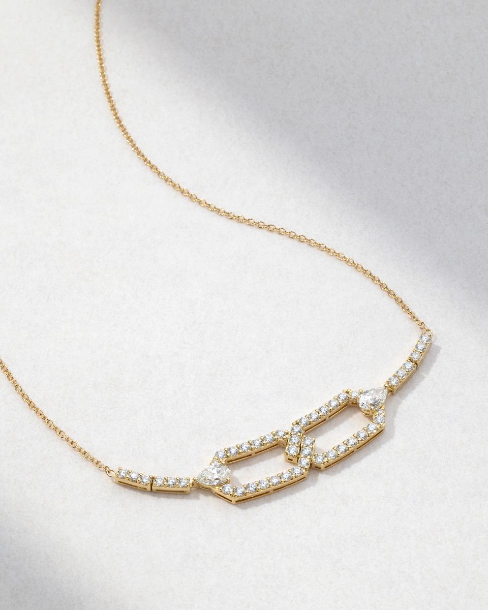 Necklace in 18K Yellow Gold with Brilliant-Cut Diamonds and Pear-Shaped Diamonds