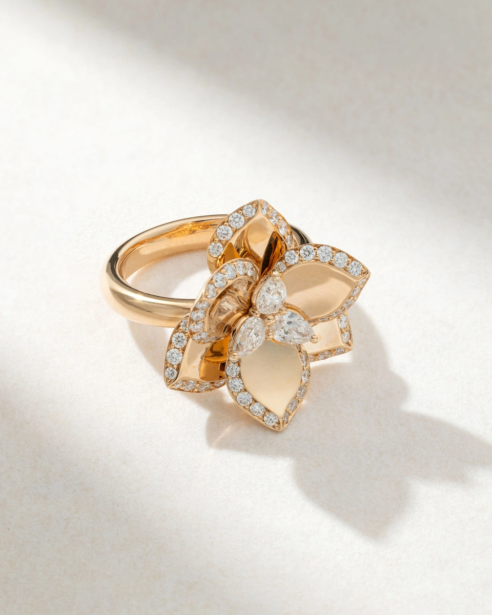 Δαχτυλίδι Ροζ Χρυσό 18 Καρατίων με Λουλούδι και Μπριγιάν Διαμάντια