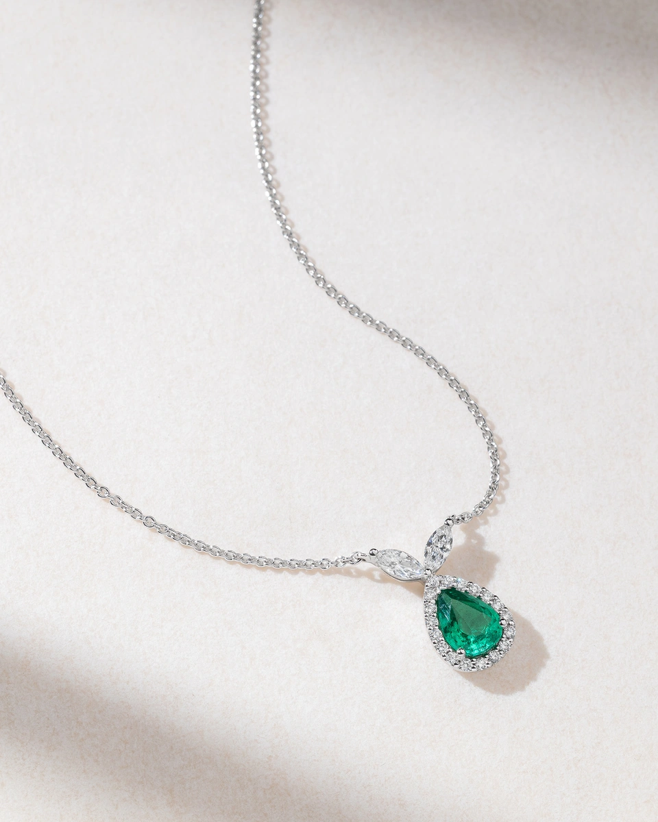 18K White Gold Necklace with Pear Sapphire and Diamonds