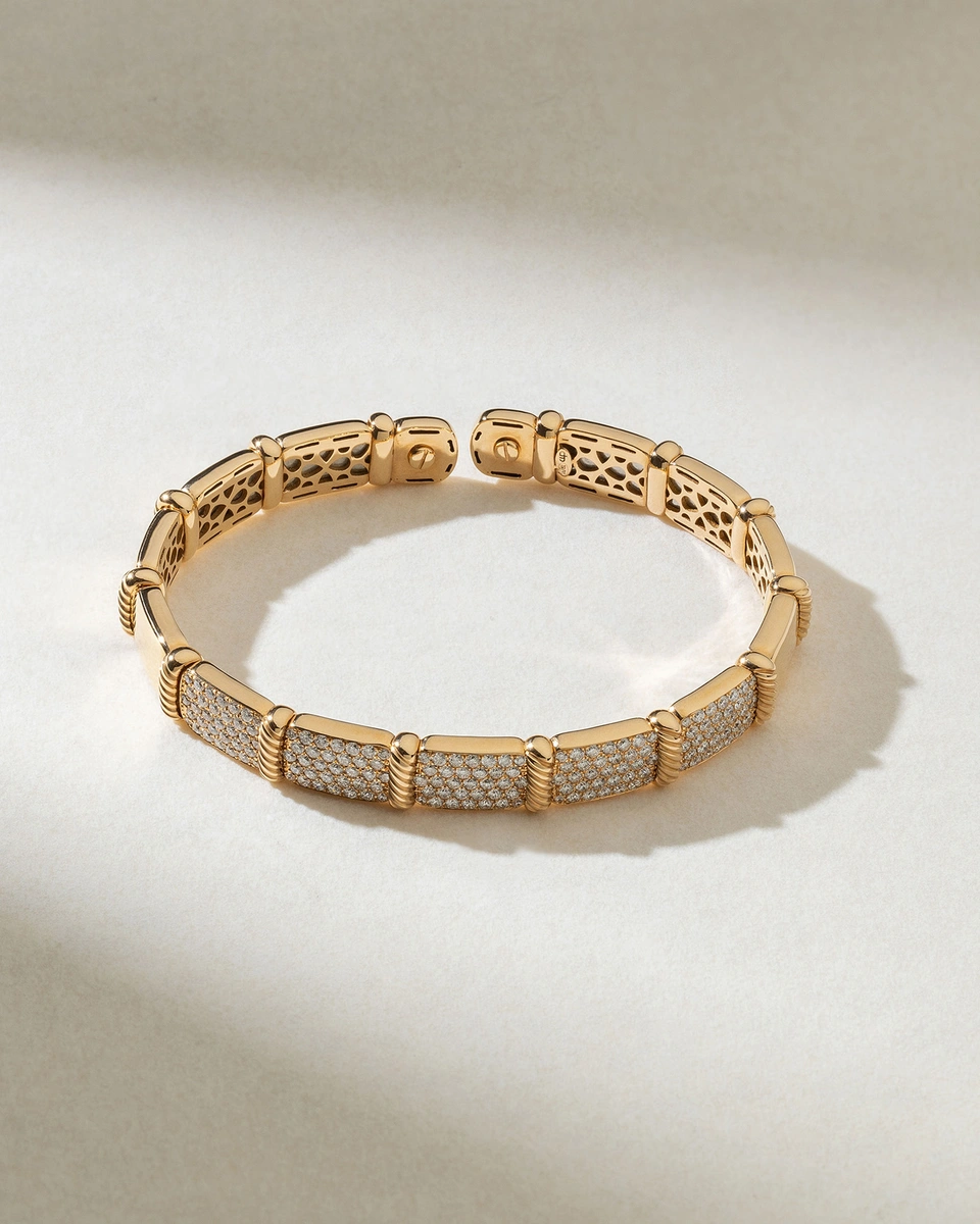 Βραχιόλι Χειροπέδα σε Ροζ χρυσό Κ18 με Μπριγιάν Διαμάντια