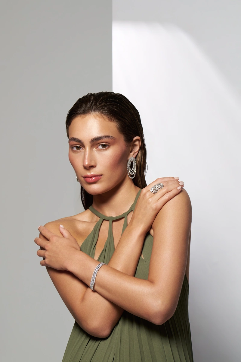 Εκθαμβωτικό Δαχτυλίδι Λευκόχρυσο Κ18 με Οβάλ και Μπριγιάν Διαμάντια