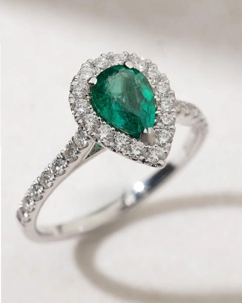 Δαχτυλίδι σε Λευκόχρυσο Κ18 με Πουάρ Σμαράγδι και Διαμάντια