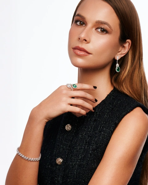 Σκουλαρίκια σε Λευκό Χρυσό Κ18 με Μπριγιάν Διαμάντια, Πουάρ Διαμάντια και Οβάλ Σμαράγδια