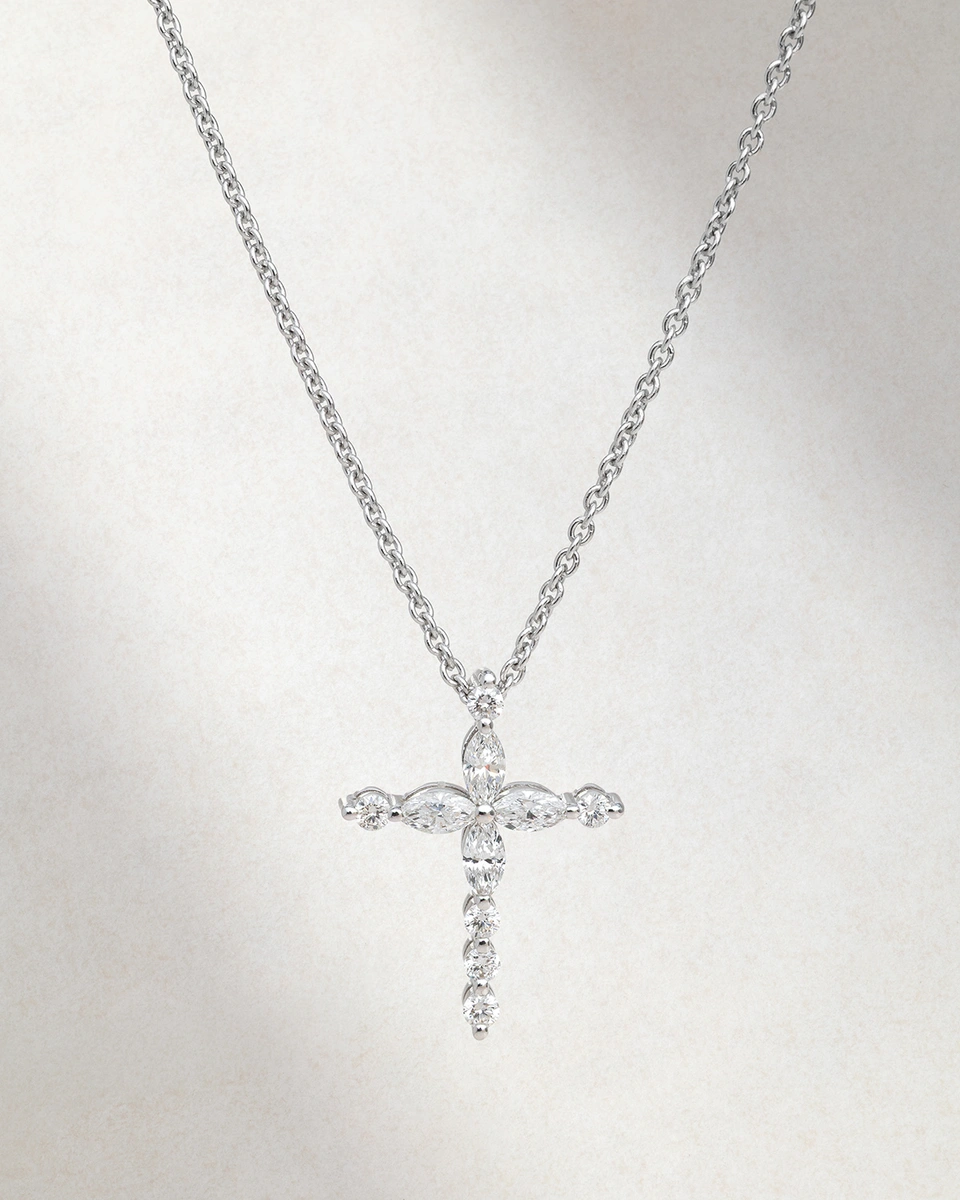 Cross with chain in 18K White Gold with Brilliant-cut diamonds and Navette-cut diamonds