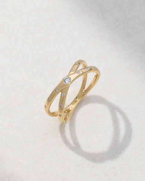 Ring in 18K Yellow Gold with Intricate Design and Brilliant Cut Diamonds