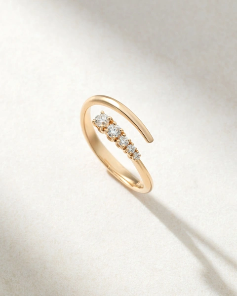 Elegant 18K Rose Gold Ring with Diamonds
