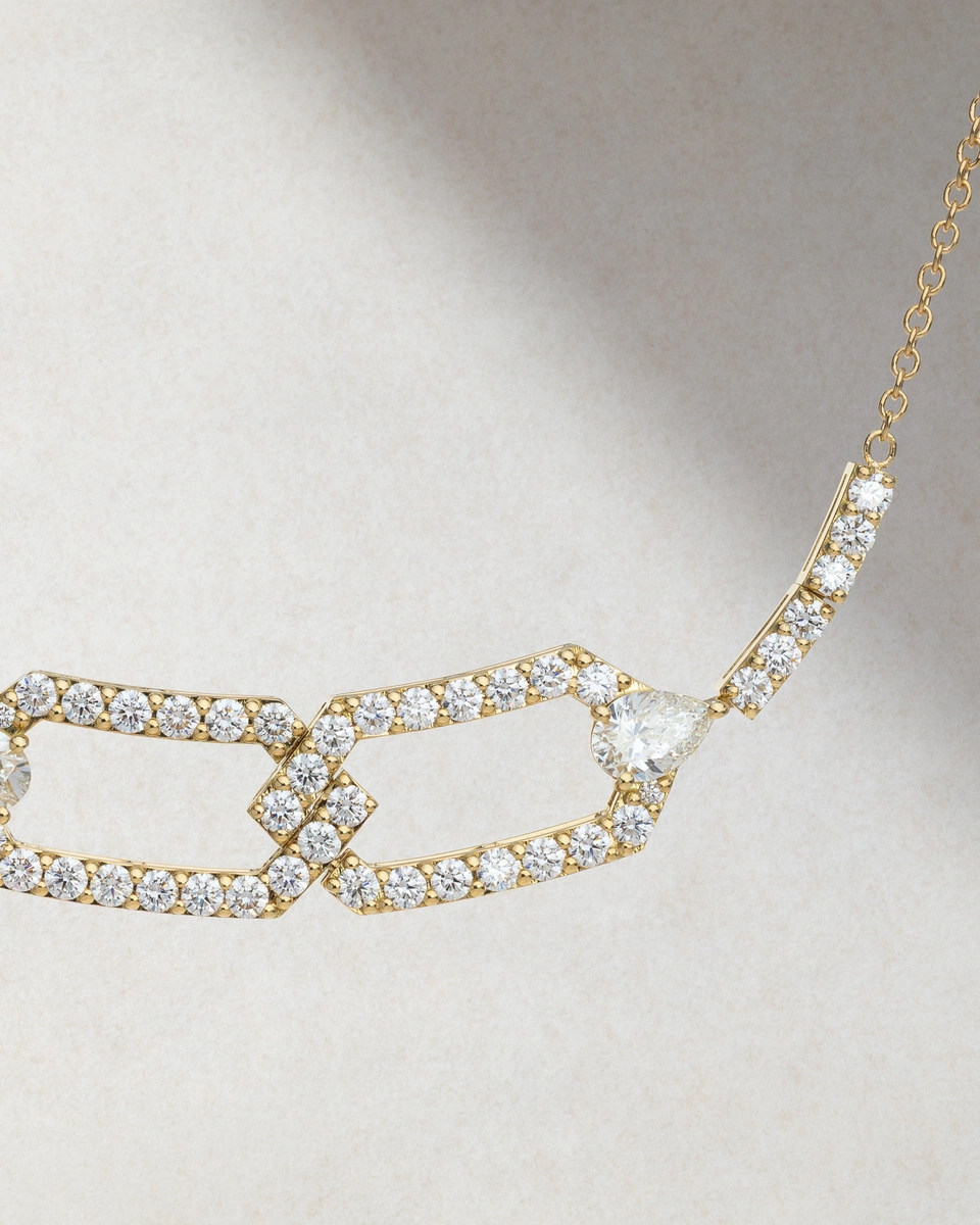 Necklace in 18K Yellow Gold with Brilliant-Cut Diamonds and Pear-Shaped Diamonds