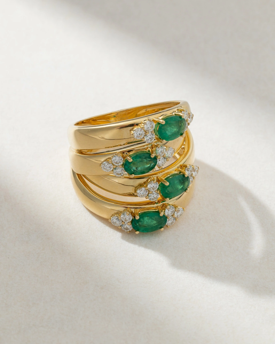 Δαχτυλίδι σε Κίτρινο Χρυσό Κ18 με Σμαράγδια και Διαμάντια