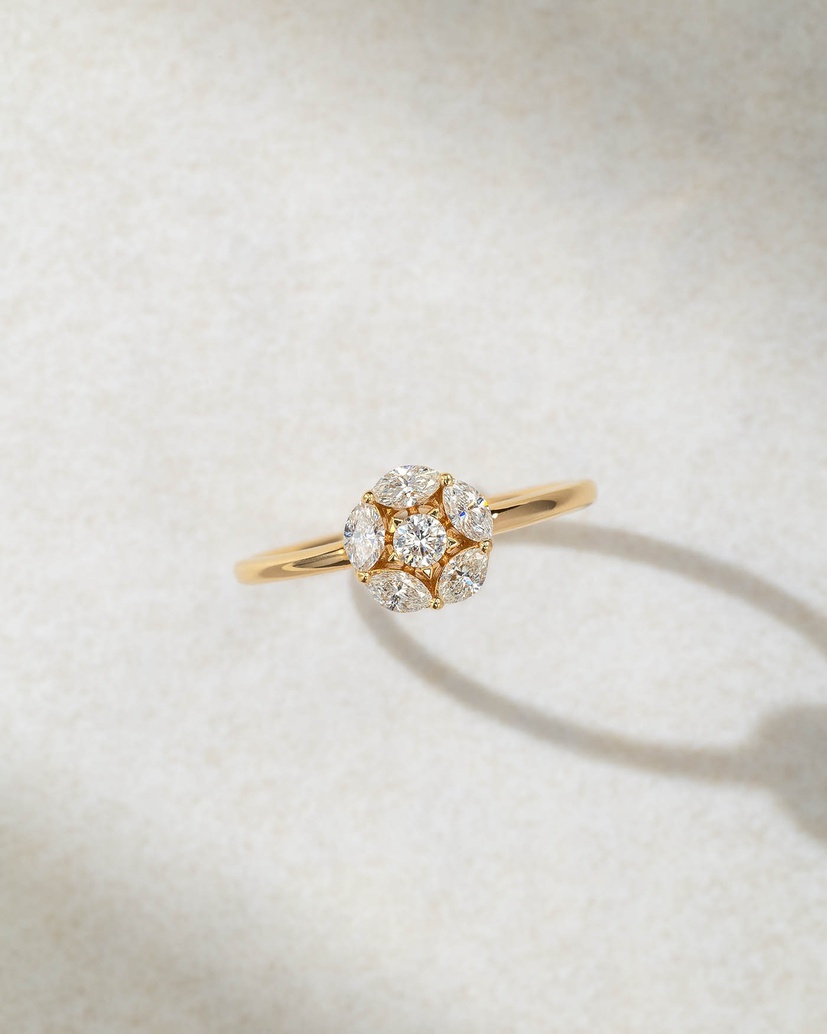 Charming 18K Rose Gold Ring with Brilliant Diamonds