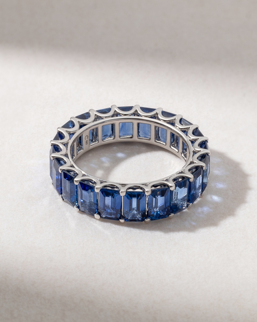 18k White Gold Ring with Blue Sapphires