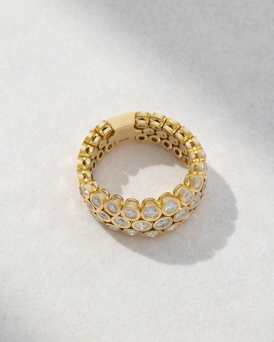 Stunning Ring in 18K Yellow Gold with Brilliant-Cut Diamonds