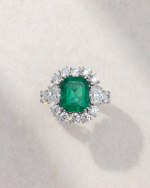 Δαχτυλίδι σε Λευκό Χρυσό Κ18 με Μπριγιάν με Oval Shape Diamonds και Octagonal Emerald