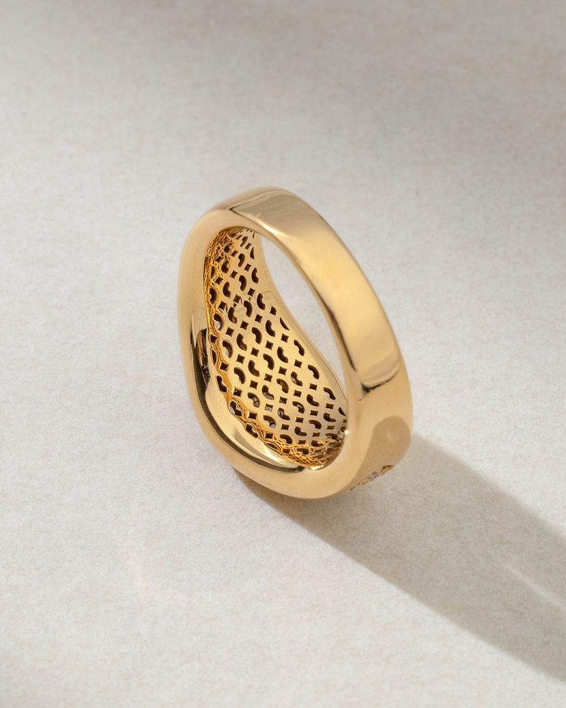 Voluminous 18K Rose Gold Ring with Diamonds