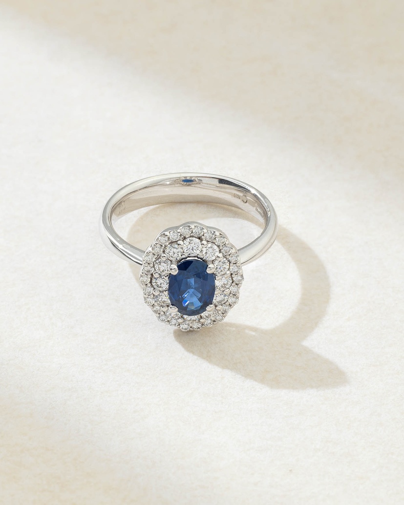 18K White Gold Ring with Oval Sapphire and Diamonds