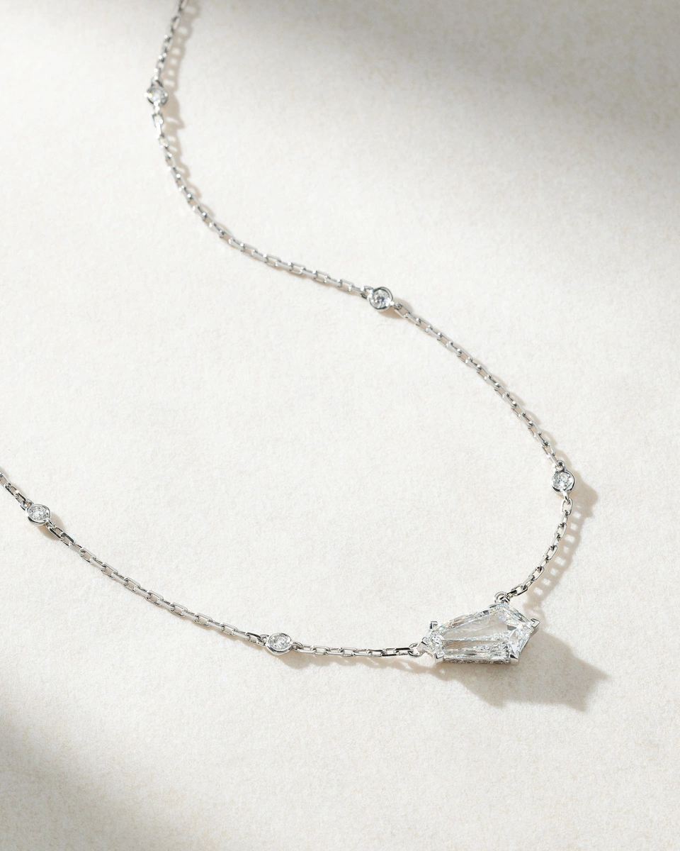 18K White Gold Solitaire Necklace with Kite shaped and Brilliant Diamonds