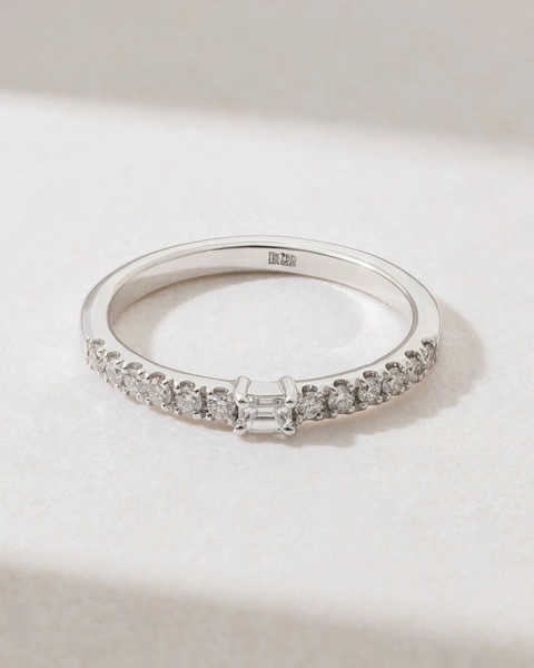 18K White Gold Ring with Emerald and Brilliant Diamonds