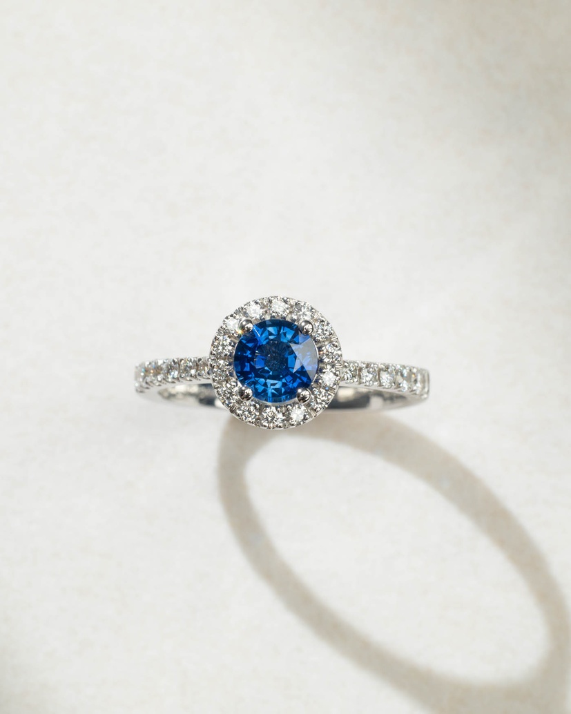 18K White Gold Ring with Round Sapphire and Diamonds