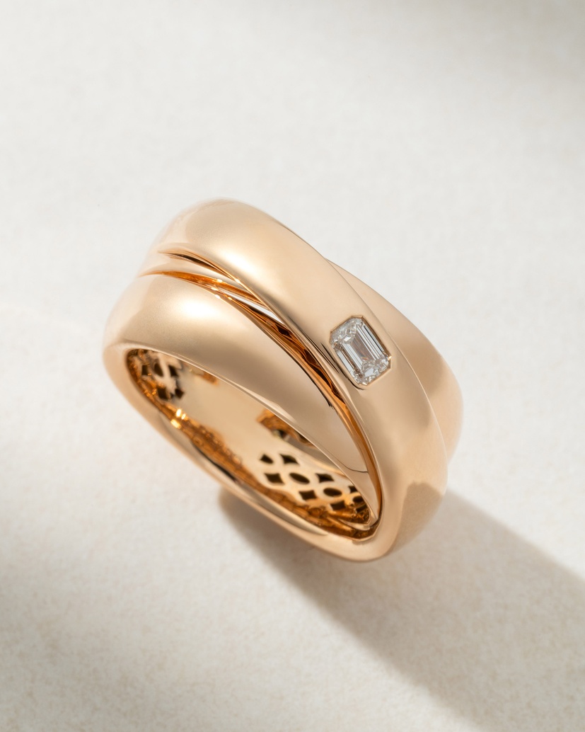 18K Rose Gold Ring with Intertwining Bands and an Emerald Diamond - Image 1