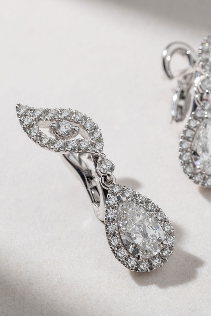 18K White Gold Drop Earrings with Pear and Brilliant Diamonds