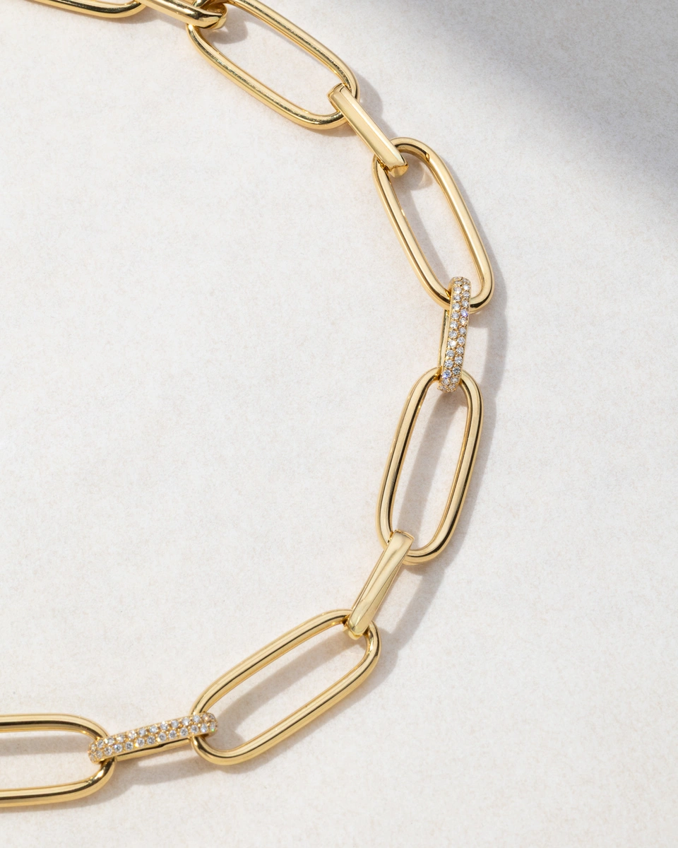 Necklace in 18K Yellow Gold with Brilliant-Cut Diamonds in Timeless Design
