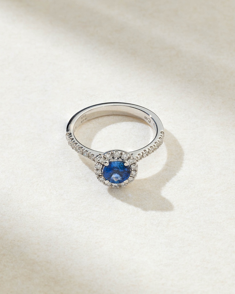 18K White Gold Ring with Round Sapphire and Diamonds