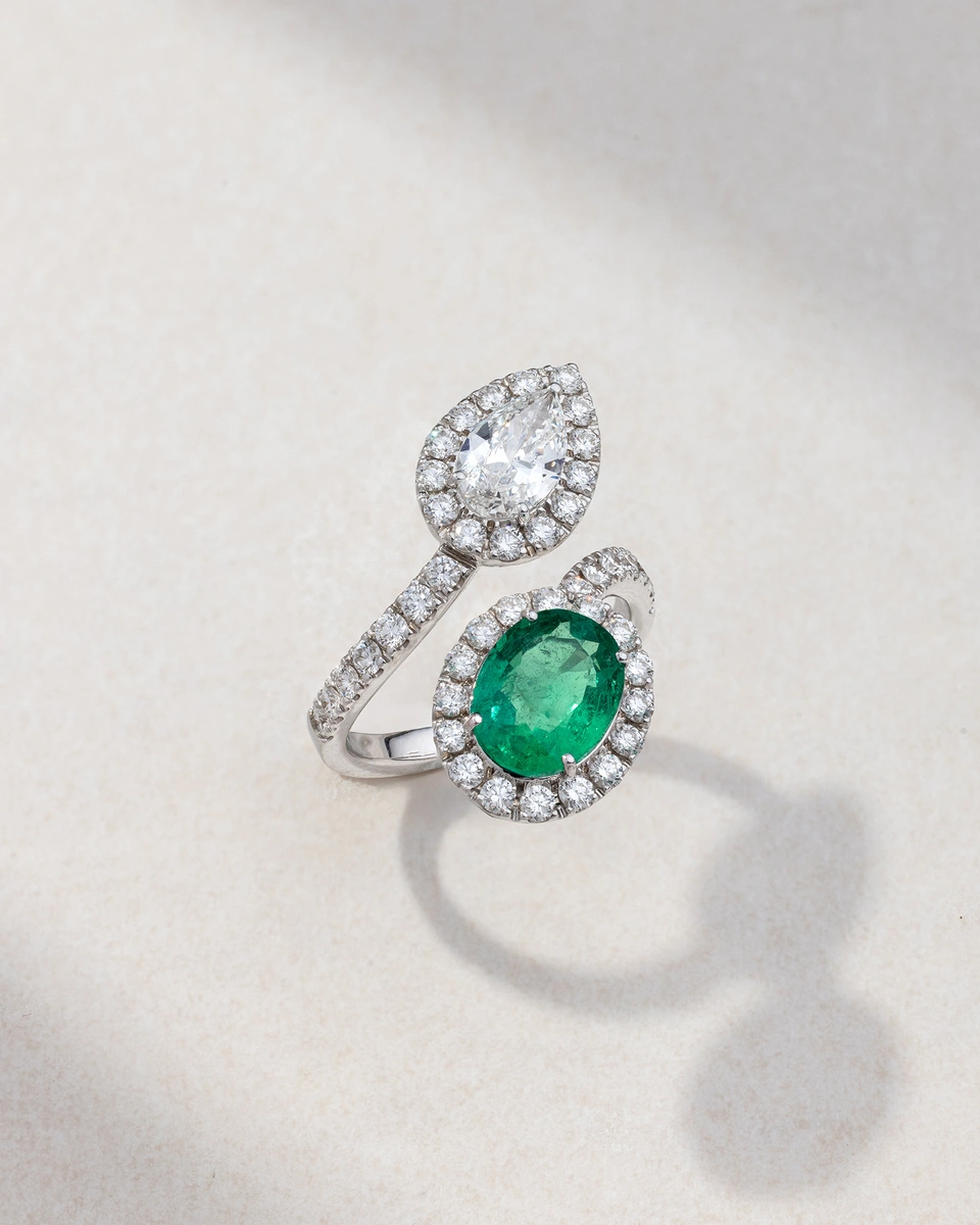Ring in 18K White Gold with Brilliant-Cut Diamonds, Pear-Shaped Diamond, and Oval Emerald