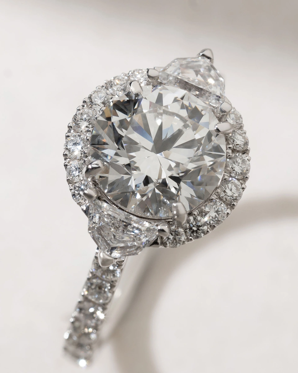 Timeless Diamond Ring with Brilliant and Trapezoid Diamonds