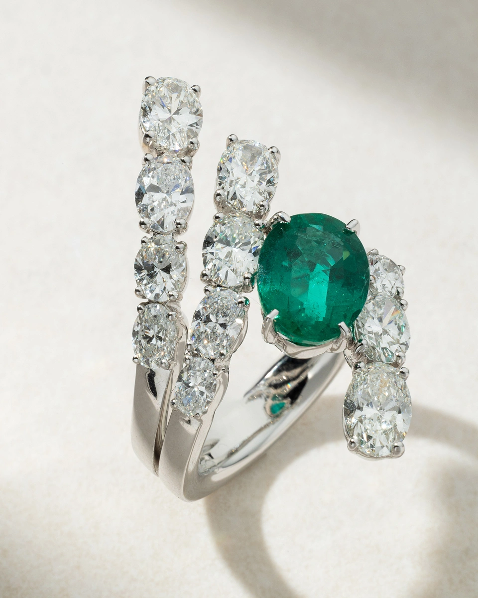 18K White Gold Ring with an Oval Emerald and Diamonds