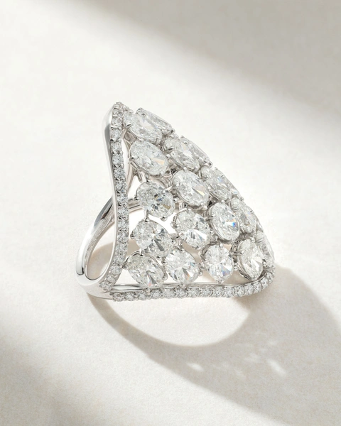 18K White Gold Voluminous Ring with Oval and Brilliant Diamonds