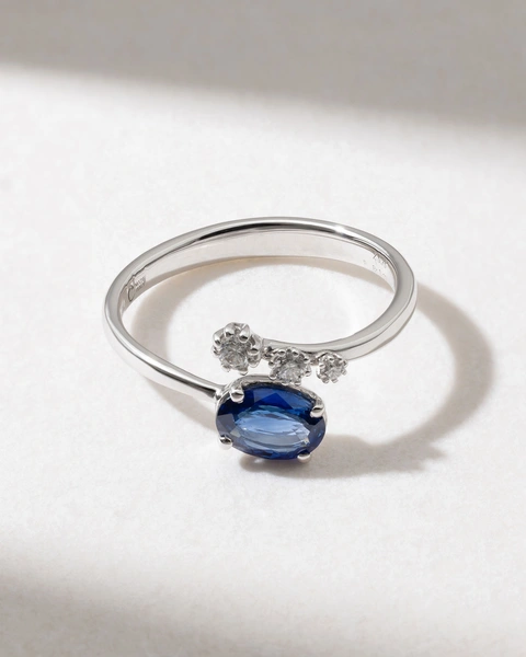 18K White Gold Open Ended Ring with Oval Sapphire and Brilliant Diamonds
