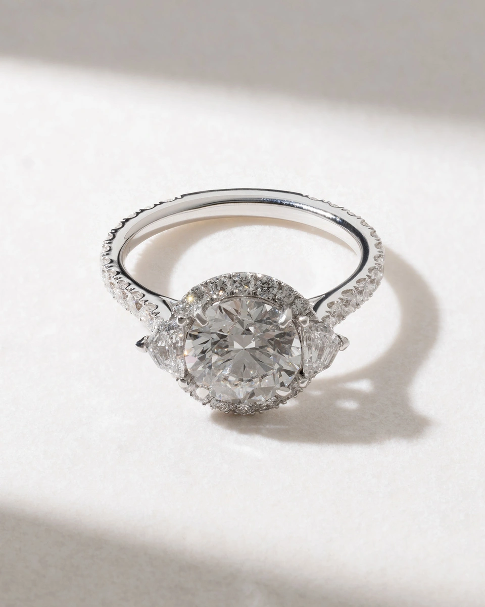 Timeless Diamond Ring with Brilliant and Trapezoid Diamonds