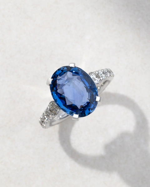 Ring in 18K White Gold with Brilliant-Cut Diamonds and Oval Sapphire