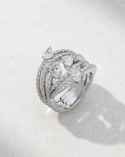Ring in 18K White Gold with Brilliant-Cut Diamonds and Pear Shape Diamonds