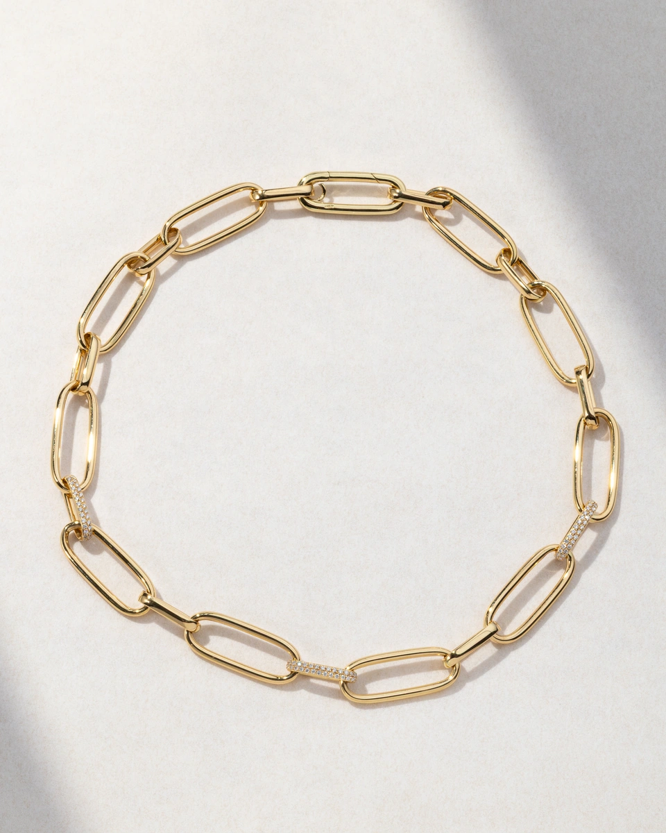 Necklace in 18K Yellow Gold with Brilliant-Cut Diamonds in Timeless Design
