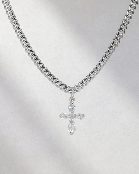 Cross with chain in 18K White Gold set with Kite-shaped diamonds
