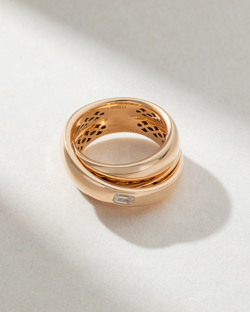 18K Rose Gold Ring with Intertwining Bands and an Emerald Diamond - Image 2