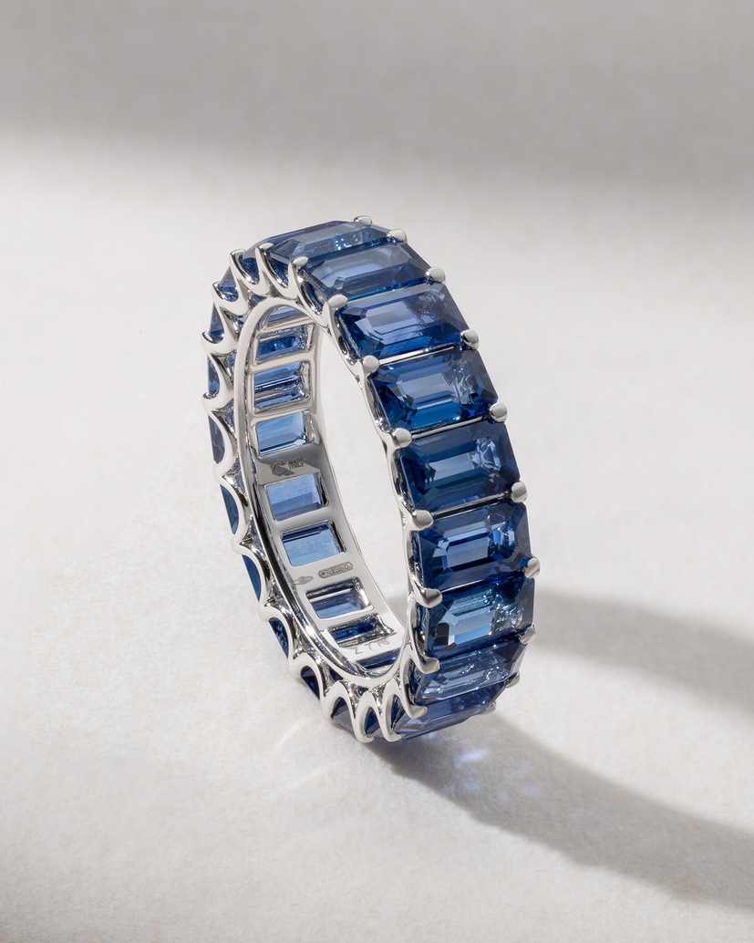 18k White Gold Ring with Blue Sapphires