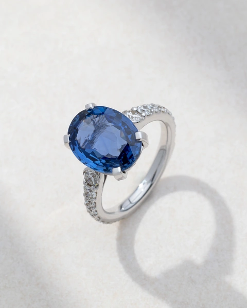 Ring in 18K White Gold with Brilliant-Cut Diamonds and Oval Sapphire