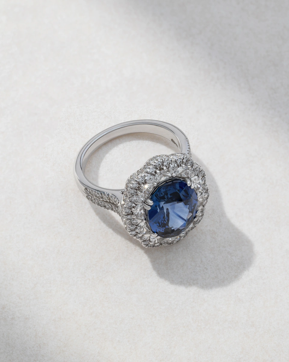 Ring in 18K White Gold with Oval Sapphire and Brilliant-Cut Diamonds