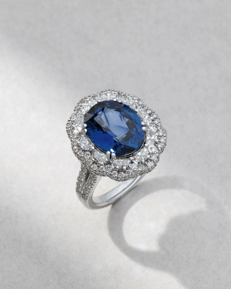Ring in 18K White Gold with Oval Sapphire and Brilliant-Cut Diamonds