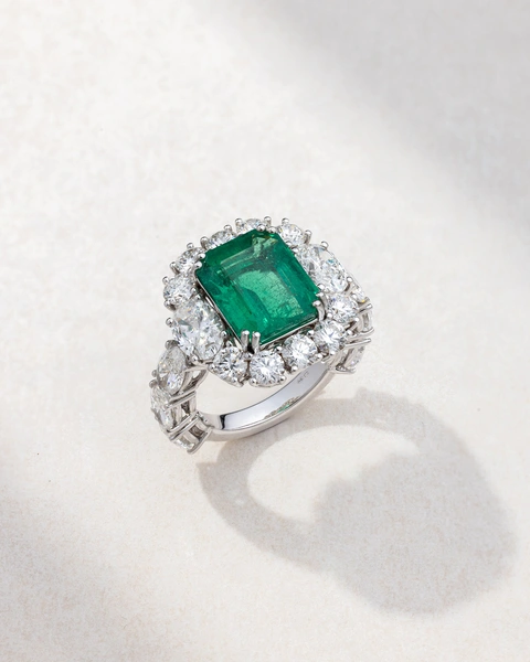 Δαχτυλίδι σε Λευκό Χρυσό Κ18 με Μπριγιάν με Oval Shape Diamonds και Octagonal Emerald