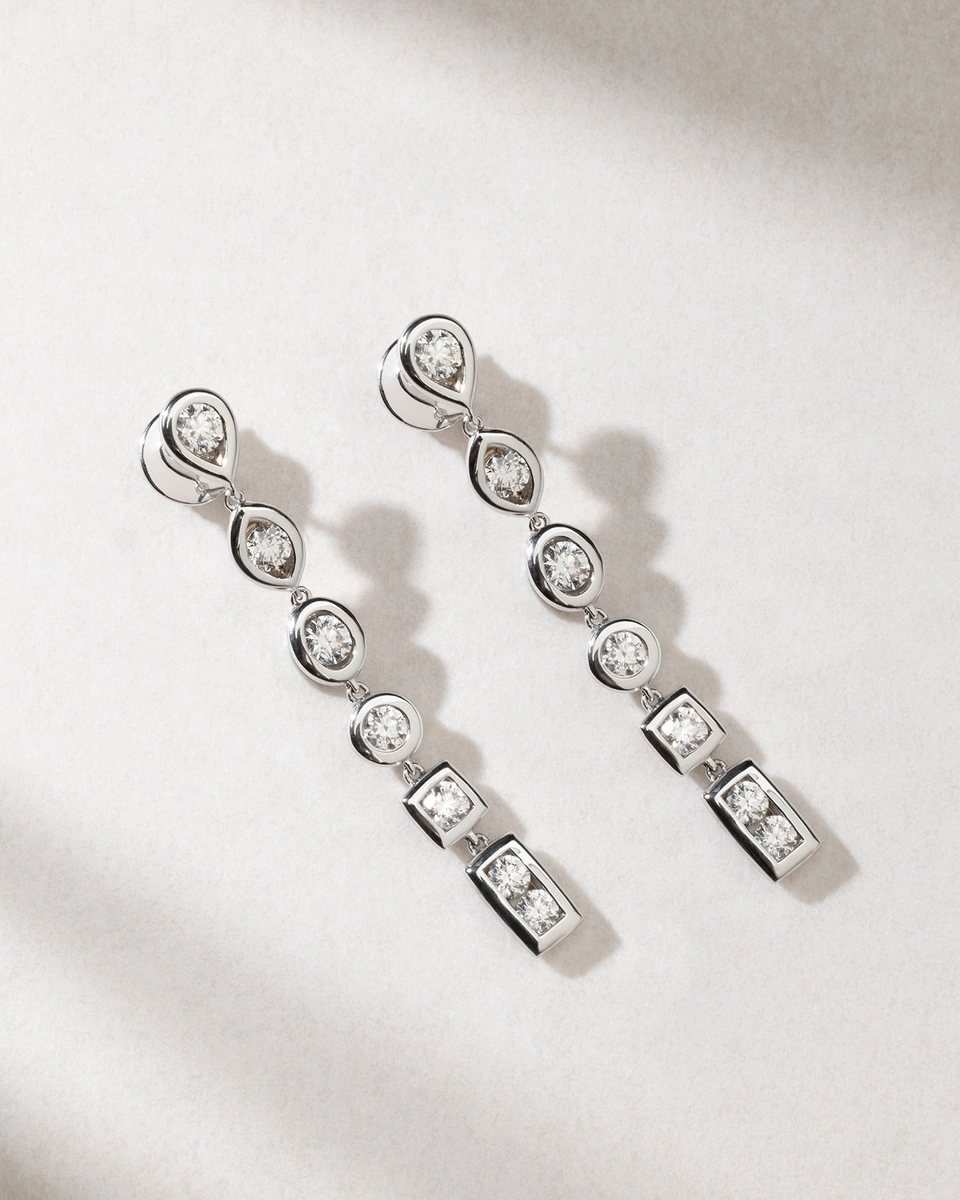 Μακριά Σκουλαρίκια Λευκόχρυσα Κ18 με Διαμάντια