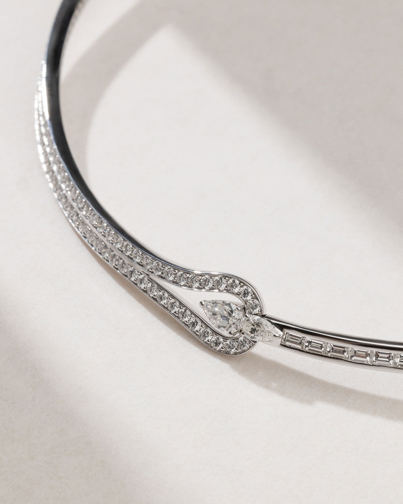 Statement 18K White Gold Choker Necklace with Pear Shaped, Baguette and Brilliant Diamonds