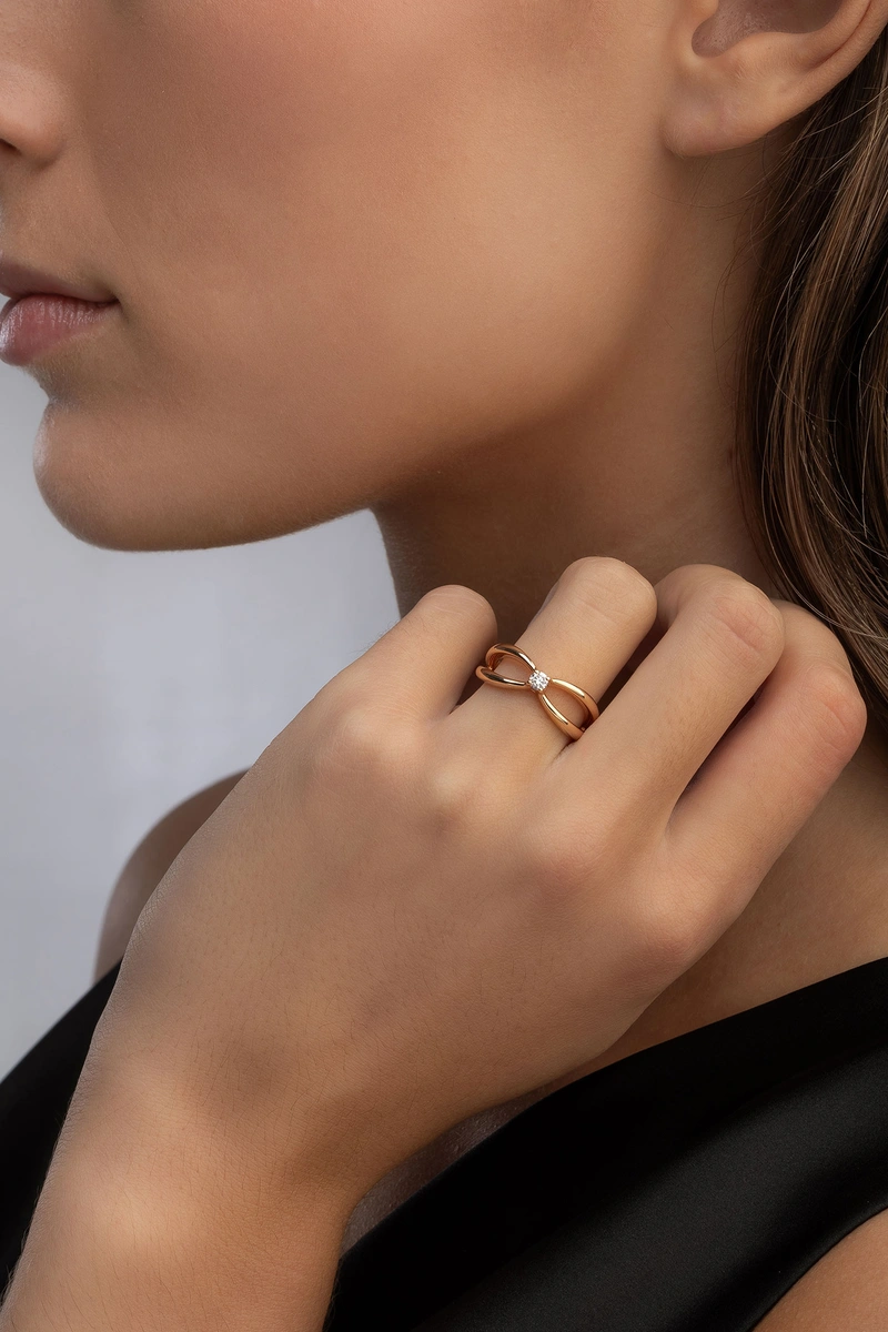 Ροζ Χρυσό Δαχτυλίδι με Διάτρητο Σχέδιο και Μπριγιάν