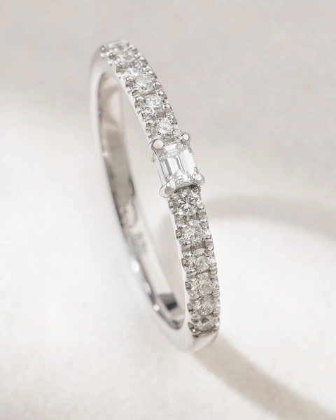 18K White Gold Ring with Emerald and Brilliant Diamonds