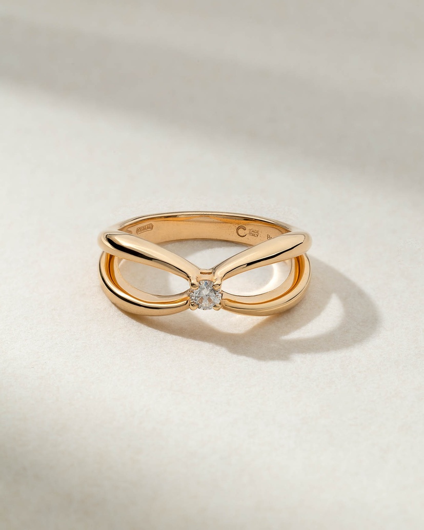 18K Minimal Rose Gold Ring with a Brilliant