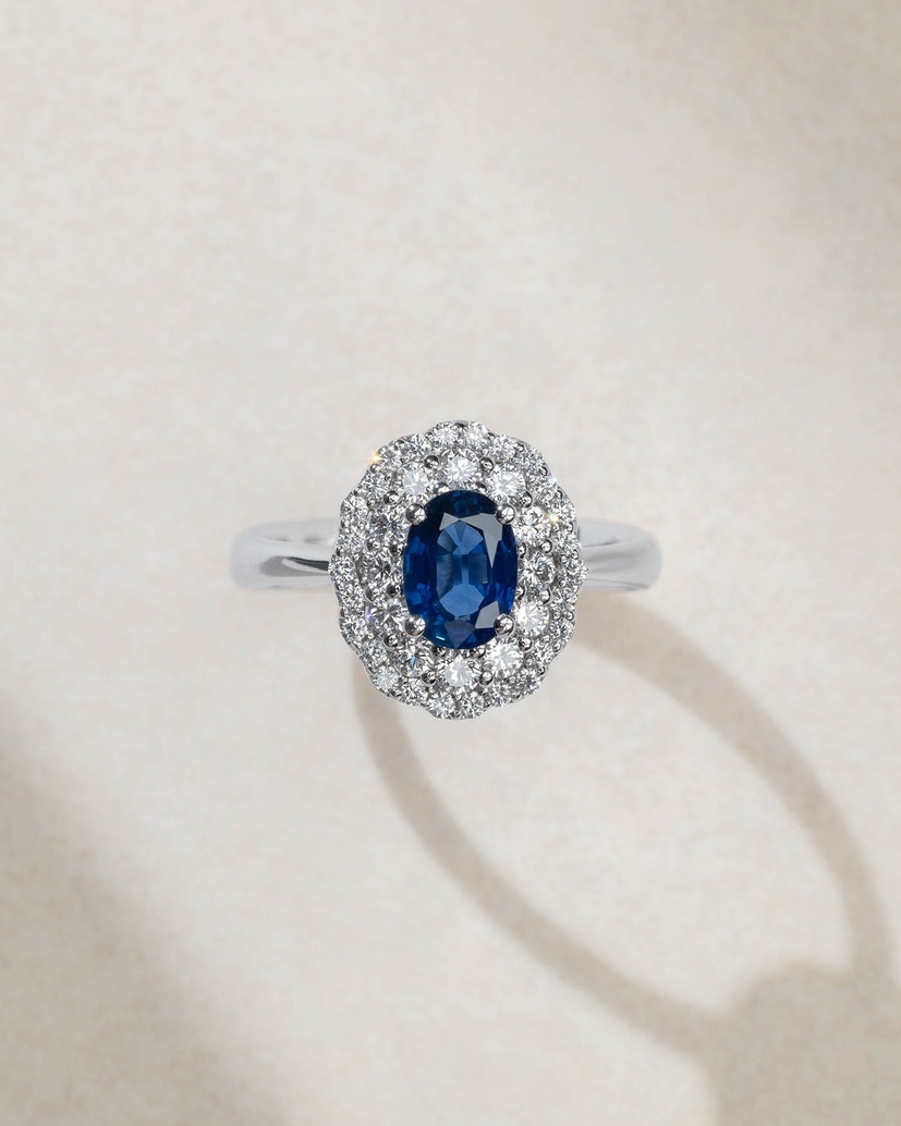 18K White Gold Ring with Oval Sapphire and Diamonds