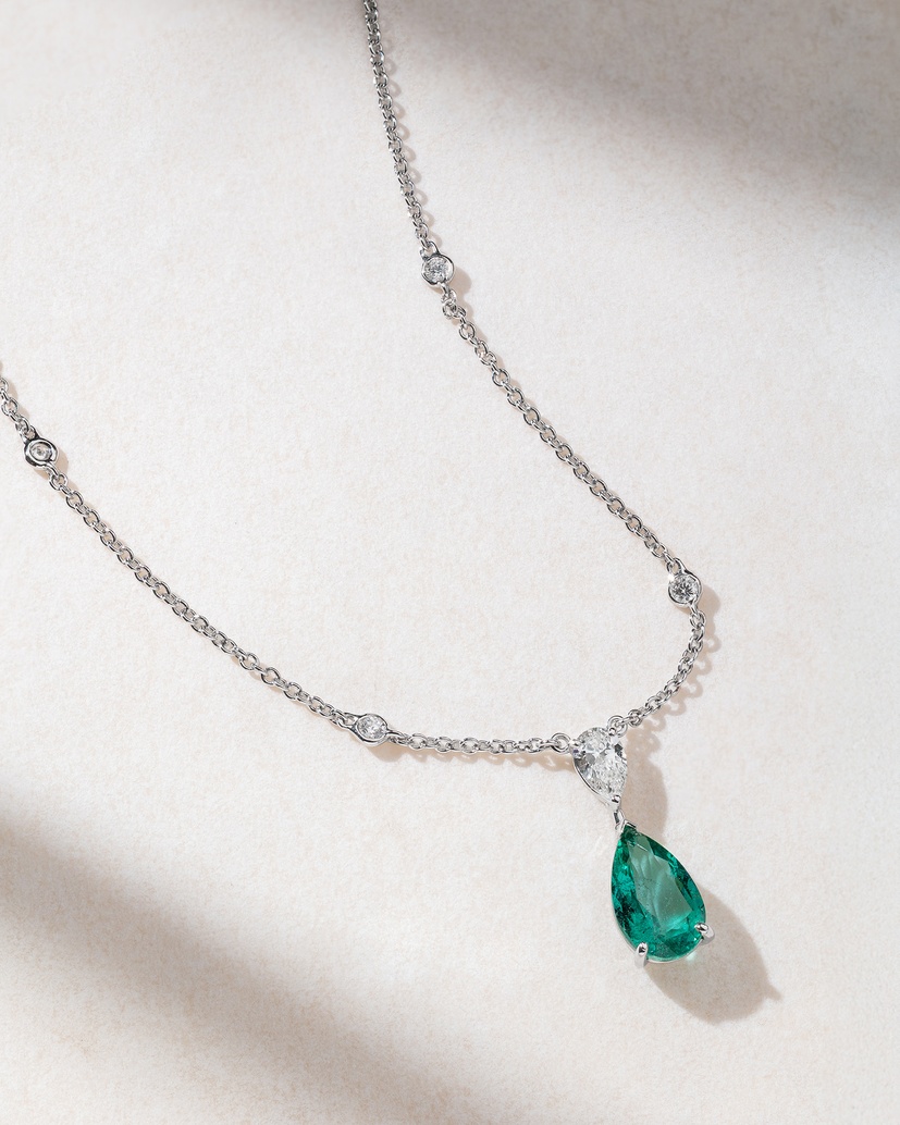 18K White Gold Necklace with Pear Shaped Emerald and Diamond - Image 1